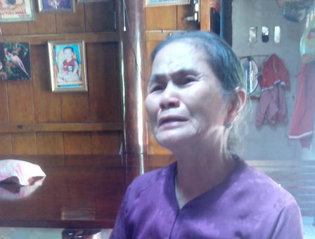 Bé gái 4 tuổi bàng hoàng nhìn bố bị sát hại